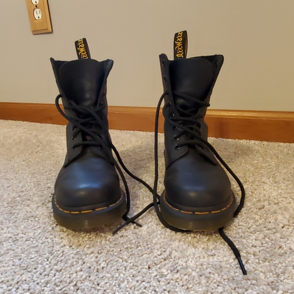 Doc Marten's womens 1460 Pascal boots